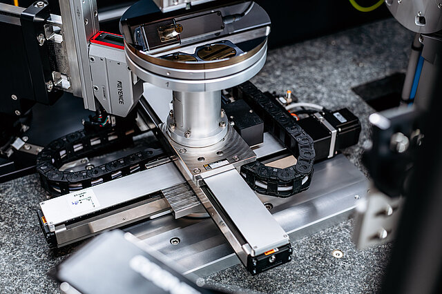 High-precision wafer mapping stage
